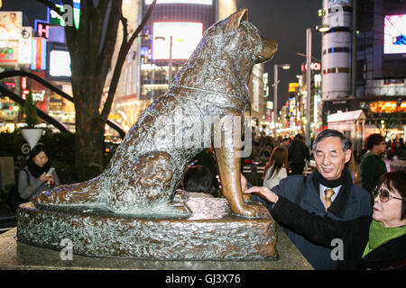 Le chien le plus célèbre de Tokyo est un fidèle Akita appelé Hachiko qui était la propriété du professeur Ueno dans les années 1920. Hachiko avait l'habitude d'attendre ici.Japon,japonais. Banque D'Images