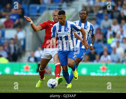 Nottingham Forest's Pajtim Kasami (droite) et Brighton et Hove Albion Biram Kayal bataille pour le ballon pendant le match de championnat Sky Bet au stade AMEX, Brighton. Banque D'Images