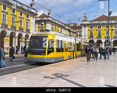 tramway dh LISBONNE PORTUGAL tramway électrique Siemens place du centre-ville praca do comercio dans les trams jaunes de lisbonne Banque D'Images