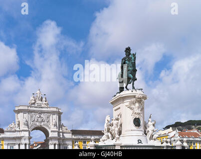 Dh Praca do Comercio LISBONNE PORTUGAL Statue du Roi Jose 12 Oct 1833 Arc de triomphe porte de ville rua Augusta Banque D'Images
