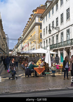 dh Rua da Prata LISBONNE PORTUGAL les personnes dînant en plein air street city centre café en plein air manger dehors des rues de scène Banque D'Images