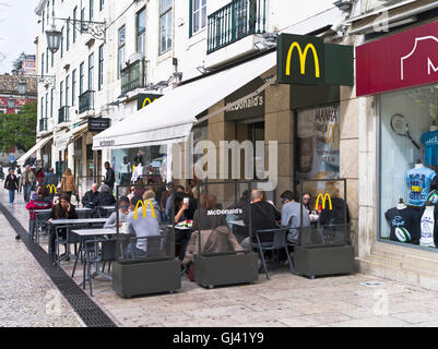 dh mcdonald's restaurant LISBONNE PORTUGAL McDonald's café extérieur Vert jaune logo manger trottoirs rue manger de la nourriture à l'étranger Banque D'Images