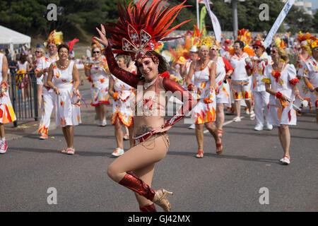 Jersey, Îles Anglo-Normandes, Royaume-Uni. 11 août, 2016. Les danseurs de rue le long de l'itinéraire de la parade de la Bataille de fleurs Jersey 2016 Credit : gallerie2/Alamy Live News Banque D'Images