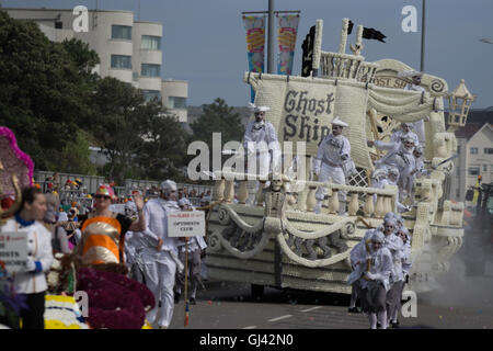 Jersey, Îles Anglo-Normandes, Royaume-Uni. 11 août, 2016. Un participant éventuel et de flottement le long de l'itinéraire de la parade de la Bataille de fleurs Jersey 2016 Credit : gallerie2/Alamy Live News Banque D'Images