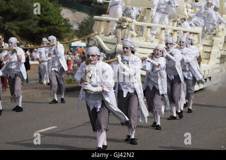 Jersey, Îles Anglo-Normandes, Royaume-Uni. 11 août, 2016. Un participant éventuel et de flottement le long de l'itinéraire de la parade de la Bataille de fleurs Jersey 2016 Credit : gallerie2/Alamy Live News Banque D'Images