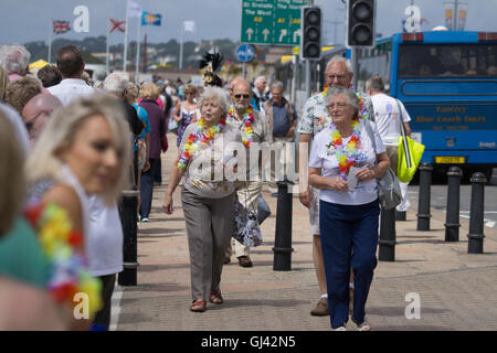 Jersey, Îles Anglo-Normandes, Royaume-Uni. 11 août, 2016. Les spectateurs se rendent à l'événement annuel de la "bataille de fleurs Jersey',Jersey,Channel Islands,Crédit : gallerie2/Alamy Live News Banque D'Images