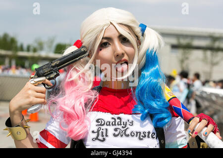 Tokyo, Japon. 12 août, 2016. Cosplayeur pose pour une photo lors de la marché de la bande dessinée 90 (Comiket) Événement à Tokyo Big Sight le 12 août 2016, Tokyo, Japon. Beaucoup de fans de manga et anime cosplay portant la queue au soleil pour la première journée de Comiket. Le Comiket a été créé en 1975 et se concentre sur les manga, anime, cosplay et jeux. Les organisateurs attendent plus de 500 000 visiteurs à assister à cette année, l'événement qui dure trois jours jusqu'au 14 août. Credit : Rodrigo Reyes Marin/AFLO/Alamy Live News Banque D'Images