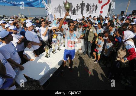 La ville de Gaza, bande de Gaza, territoire palestinien. 12Th Aug 2016. Des jeunes Palestiniens de prendre part à un marathon pour marquer la Journée internationale de la jeunesse, dans la ville de Gaza, le 12 août, 2016 © Mohammed Asad APA/Images/ZUMA/Alamy Fil Live News Banque D'Images