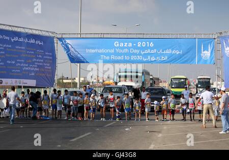 La ville de Gaza, bande de Gaza, territoire palestinien. 12Th Aug 2016. Les enfants palestiniens de prendre part à un marathon pour marquer la Journée internationale de la jeunesse, dans la ville de Gaza, le 12 août, 2016 © Mohammed Asad APA/Images/ZUMA/Alamy Fil Live News Banque D'Images