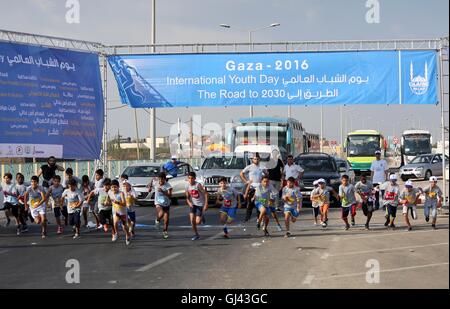 La ville de Gaza, bande de Gaza, territoire palestinien. 12Th Aug 2016. Les enfants palestiniens de prendre part à un marathon pour marquer la Journée internationale de la jeunesse, dans la ville de Gaza, le 12 août, 2016 © Mohammed Asad APA/Images/ZUMA/Alamy Fil Live News Banque D'Images