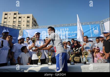 La ville de Gaza, bande de Gaza, territoire palestinien. 12Th Aug 2016. Des jeunes Palestiniens de prendre part à un marathon pour marquer la Journée internationale de la jeunesse, dans la ville de Gaza, le 12 août, 2016 © Mohammed Asad APA/Images/ZUMA/Alamy Fil Live News Banque D'Images