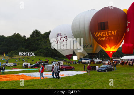 Bristol, Royaume-Uni. 12Th Aug 2016. La messe du matin ascension est annulé au Bristol Balloon Fiesta en raison de rafales de vent, cependant plusieurs de ces ballons sont restés pour un affichage intégré. Credit : Elizabeth Nunn/Alamy Live News Banque D'Images