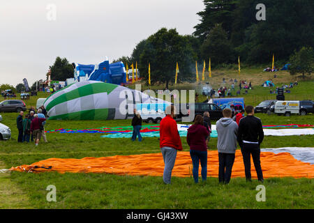 Bristol, Royaume-Uni. 12Th Aug 2016. La messe du matin ascension est annulé au Bristol Balloon Fiesta en raison de rafales de vent, cependant plusieurs de ces ballons sont restés pour un affichage intégré. Credit : Elizabeth Nunn/Alamy Live News Banque D'Images