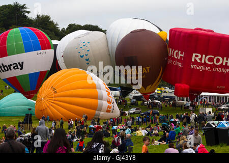 Bristol, Royaume-Uni. 12Th Aug 2016. La messe du matin ascension est annulé au Bristol Balloon Fiesta en raison de rafales de vent, cependant plusieurs de ces ballons sont restés pour un affichage intégré. Credit : Elizabeth Nunn/Alamy Live News Banque D'Images