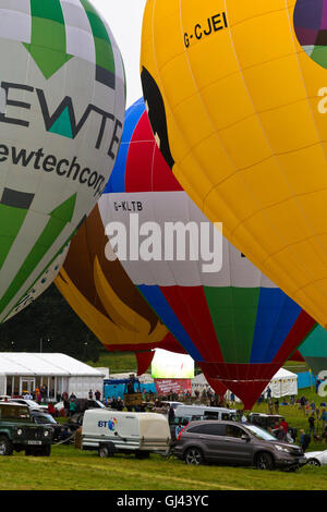 Bristol, Royaume-Uni. 12Th Aug 2016. La messe du matin ascension est annulé au Bristol Balloon Fiesta en raison de rafales de vent, cependant plusieurs de ces ballons sont restés pour un affichage intégré. Credit : Elizabeth Nunn/Alamy Live News Banque D'Images