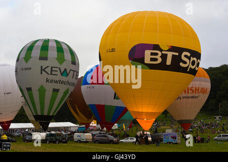 Bristol, Royaume-Uni. 12Th Aug 2016. La messe du matin ascension est annulé au Bristol Balloon Fiesta en raison de rafales de vent, cependant plusieurs de ces ballons sont restés pour un affichage intégré. Credit : Elizabeth Nunn/Alamy Live News Banque D'Images