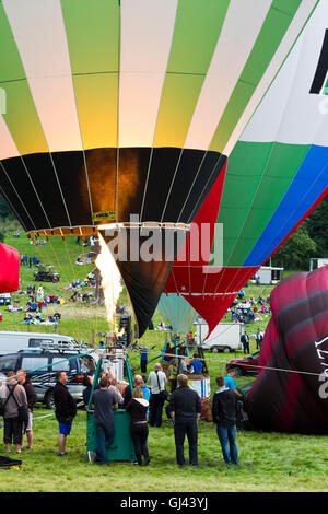 Bristol, Royaume-Uni. 12Th Aug 2016. La messe du matin ascension est annulé au Bristol Balloon Fiesta en raison de rafales de vent, cependant plusieurs de ces ballons sont restés pour un affichage intégré. Credit : Elizabeth Nunn/Alamy Live News Banque D'Images