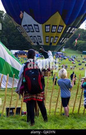 Bristol, Royaume-Uni. 12Th Aug 2016. La messe du matin ascension est annulé au Bristol Balloon Fiesta en raison de rafales de vent, cependant plusieurs de ces ballons sont restés pour un affichage intégré. Credit : Elizabeth Nunn/Alamy Live News Banque D'Images