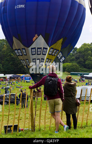 Bristol, Royaume-Uni. 12Th Aug 2016. La messe du matin ascension est annulé au Bristol Balloon Fiesta en raison de rafales de vent, cependant plusieurs de ces ballons sont restés pour un affichage intégré. Credit : Elizabeth Nunn/Alamy Live News Banque D'Images