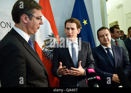 Vienne, Autriche. 12Th Aug 2016. La ministre autrichienne des affaires étrangères, Sebastian Kurz (C) s'entretient avec le Premier ministre serbe, Aleksandar Vucic (L) et le ministre des Affaires étrangères serbe, Ivica Dacic dans le ministère autrichien des affaires étrangères à Vienne, Autriche, le 12 août 2016. © Qian Yi/Xinhua/Alamy Live News Banque D'Images