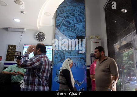 Le Caire, Égypte. 10 août, 2016. Les gens attendent pour échanger de l'argent à un bureau de change dans le centre du Caire, Égypte, 10 août 2016. L'Égypte est témoin d'une dévaluation de sa monnaie, le taux de change du dollar américain une fois de plus de 13 livres égyptiennes sur le marché noir, la première fois dans l'histoire moderne de l'Égypte. Observateurs croient que les mesures du gouvernement contre l'échange d'argent les entreprises et appelle à leur clôture va se détériorer davantage l'économie égyptienne et une augmentation de la crise du dollar américain en Egypte. © Ahmed Gomaa/Xinhua/Alamy Live News Banque D'Images