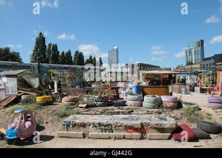 London.UK 12 août 2016. Au coeur de Londres est à 5 minutes de Brick Lane, et en ligne de chemin de fer entre deux ,jeter les jardins communautaires nomades ,une petite communauté qui transforme les espaces vides dans les jardins urbains, là où les gens cultivent leurs propres légumes, aussi bien que leurs compétences créatives avec l'art et la musique. Crédit : Paul/Quezada-Neiman Alamy Live News Banque D'Images