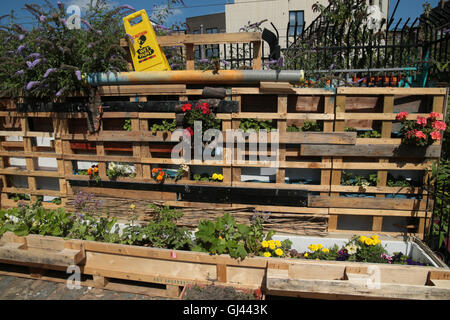 London.UK 12 août 2016. Au coeur de Londres est à 5 minutes de Brick Lane, et en ligne de chemin de fer entre deux ,jeter les jardins communautaires nomades ,une petite communauté qui transforme les espaces vides dans les jardins urbains, là où les gens cultivent leurs propres légumes, aussi bien que leurs compétences créatives avec l'art et la musique. Crédit : Paul/Quezada-Neiman Alamy Live News Banque D'Images