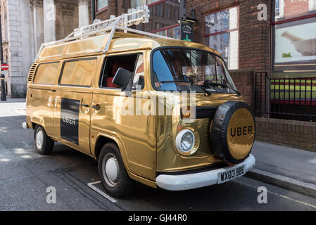 Londres, Royaume-Uni. 12 août 2016. Une couleur or VW camper van, marqué comme une super ice cream van, est vu dans Mayfair. Les utilisateurs de la nouvelle commande alimentaire UBER app, UBER Mange, peut s'appliquer pour crème glacée gratuite d'être fournis dans le cadre d'une promotion d'été. Crédit : Stephen Chung / Alamy Live News Banque D'Images