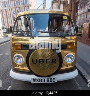 Londres, Royaume-Uni. 12 août 2016. Une couleur or VW camper van, marqué comme une super ice cream van, est vu dans Mayfair. Les utilisateurs de la nouvelle commande alimentaire UBER app, UBER Mange, peut s'appliquer pour crème glacée gratuite d'être fournis dans le cadre d'une promotion d'été. Crédit : Stephen Chung / Alamy Live News Banque D'Images