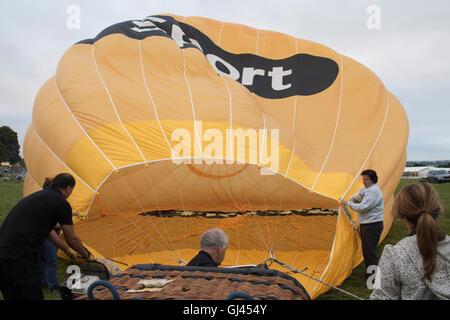 Bristol, Royaume-Uni. 12 août, 2016. Bristol.Matin ascension de masse au Bristol Balloon Fiesta 2016 Credit : Beata cosgrove/Alamy Live News Banque D'Images