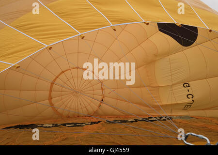 Bristol, Royaume-Uni. 12 août, 2016. Bristol.Matin ascension de masse au Bristol Balloon Fiesta 2016 Crédit annulé : Beata cosgrove/Alamy Live News Banque D'Images