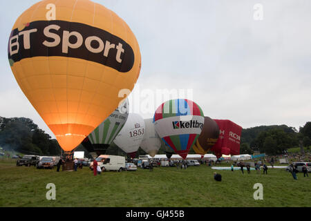 Bristol, Royaume-Uni. 12 août, 2016 L'ascension de masse. au Bristol Balloon Fiesta 2016 Crédit annulé : Beata cosgrove/Alamy Live News Banque D'Images