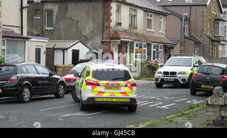 Sefton Rd / Route de Cavendish Morecambe, Lancashire, Royaume-Uni, le 12 août 2016 Route de Sefton et Cavendish Road à Morecambe ont été fermées tandis que les armes à feu et des agents des équipes de recherche sont la réalisation d'une recherche d'une propriété à Morecambe Crédit : David Billinge/Alamy Live News Banque D'Images