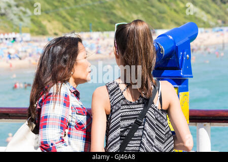 Bournemouth, Dorset, UK. 12Th Aug 2016. Météo France : magnifique jour ensoleillé chaud comme la foule pour la tête de station et de s'amuser à la plage de Bournemouth dans le soleil avec des températures devrait augmenter de plus d'une vague. Credit : Carolyn Jenkins/Alamy Live News Banque D'Images