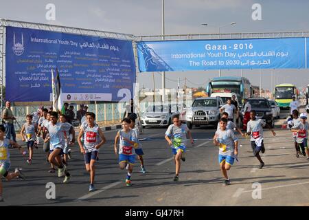 La ville de Gaza, bande de Gaza, territoire palestinien. 12Th Aug 2016. Les enfants palestiniens de prendre part à un marathon pour marquer la Journée internationale de la jeunesse, dans la ville de Gaza, le 12 août, 2016 © Mohammed Asad APA/Images/ZUMA/Alamy Fil Live News Banque D'Images