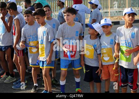 La ville de Gaza, bande de Gaza, territoire palestinien. 12Th Aug 2016. Les enfants palestiniens de prendre part à un marathon pour marquer la Journée internationale de la jeunesse, dans la ville de Gaza, le 12 août, 2016 © Mohammed Asad APA/Images/ZUMA/Alamy Fil Live News Banque D'Images