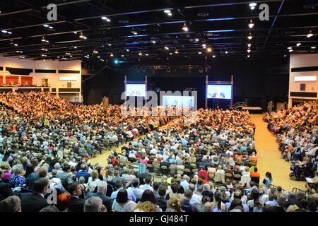 Cardiff, Wales, UK. 12 août, 2016. Jéhovah convention Cardiff, 12 - 14 août 2016 annonce une convention double cas de Témoins de Jéhovah ont participé à Cardiff vendredi plus de 5500 visiteurs et les Wittnesses, au stade Motorpoint Arena, Mary Ann Street. La convention est de mettre fin dimanche à 16h00. Conrad Hotel Crédit : Remo/Alamy Live News Banque D'Images