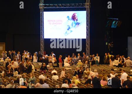 Cardiff, Wales, UK. 12 août, 2016. Jéhovah convention Cardiff, 12 - 14 août 2016 annonce une convention double cas de Témoins de Jéhovah ont participé à Cardiff vendredi plus de 5500 visiteurs et les Wittnesses, au stade Motorpoint Arena, Mary Ann Street. La convention est de mettre fin dimanche à 16h00. Conrad Hotel Crédit : Remo/Alamy Live News Banque D'Images