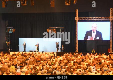 Cardiff, Wales, UK. 12 août, 2016. Jéhovah convention Cardiff, 12 - 14 août 2016 annonce une convention double cas de Témoins de Jéhovah ont participé à Cardiff vendredi plus de 5500 visiteurs et les Wittnesses, au stade Motorpoint Arena, Mary Ann Street. La convention est de mettre fin dimanche à 16h00. Conrad Hotel Crédit : Remo/Alamy Live News Banque D'Images