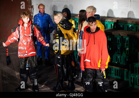 Copenhague, Danemark. 12 août, 2016, les modèles sur la scène présente design par Niels Hansen Grundtoft au skateboard hall à Freetown Christiania Copenhague pendant la Fashion Week Spring/Summer2017. Grundtoft « Haervaerk Hansen marque design" (lire : Destruction/vandalisme) est dans ses propres mots décrit comme "… le culte de la dingo et naïfs garçons flâner dans les rues de la rosée, et le conte de froide ville de Copenhague. C'est l'histoire de lost kids traîner à l'industrial docks avec rien mais le vandalisme à l'ordre du jour. Leur uniforme est metamorphorsed par la mer, d'huile d'asphalte humide et le rusty Banque D'Images