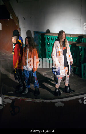 Copenhague, Danemark. 12 août, 2016, les modèles sur la scène présente design par Niels Hansen Grundtoft au skateboard hall à Freetown Christiania Copenhague pendant la Fashion Week Spring/Summer2017. Grundtoft « Haervaerk Hansen marque design" (lire : Destruction/vandalisme) est dans ses propres mots décrit comme "… le culte de la dingo et naïfs garçons flâner dans les rues de la rosée, et le conte de froide ville de Copenhague. C'est l'histoire de lost kids traîner à l'industrial docks avec rien mais le vandalisme à l'ordre du jour. Leur uniforme est metamorphorsed par la mer, d'huile d'asphalte humide et le rusty Banque D'Images