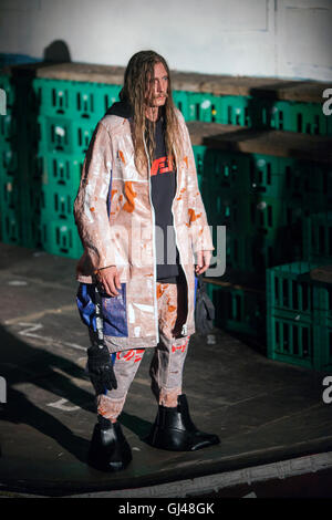 Copenhague, Danemark. 12 août, 2016, les modèles sur la scène présente design par Niels Hansen Grundtoft au skateboard hall à Freetown Christiania Copenhague pendant la Fashion Week Spring/Summer2017. Grundtoft « Haervaerk Hansen marque design" (lire : Destruction/vandalisme) est dans ses propres mots décrit comme "… le culte de la dingo et naïfs garçons flâner dans les rues de la rosée, et le conte de froide ville de Copenhague. C'est l'histoire de lost kids traîner à l'industrial docks avec rien mais le vandalisme à l'ordre du jour. Leur uniforme est metamorphorsed par la mer, d'huile d'asphalte humide et le rusty Banque D'Images