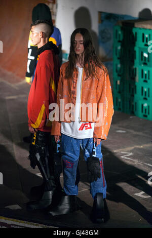 Copenhague, Danemark. 12 août, 2016, les modèles sur la scène présente design par Niels Hansen Grundtoft au skateboard hall à Freetown Christiania Copenhague pendant la Fashion Week Spring/Summer2017. Grundtoft « Haervaerk Hansen marque design" (lire : Destruction/vandalisme) est dans ses propres mots décrit comme "… le culte de la dingo et naïfs garçons flâner dans les rues de la rosée, et le conte de froide ville de Copenhague. C'est l'histoire de lost kids traîner à l'industrial docks avec rien mais le vandalisme à l'ordre du jour. Leur uniforme est metamorphorsed par la mer, d'huile d'asphalte humide et le rusty Banque D'Images