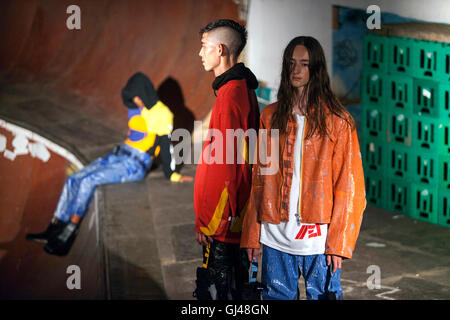Copenhague, Danemark. 12 août, 2016, les modèles sur la scène présente design par Niels Hansen Grundtoft au skateboard hall à Freetown Christiania Copenhague pendant la Fashion Week Spring/Summer2017. Grundtoft « Haervaerk Hansen marque design" (lire : Destruction/vandalisme) est dans ses propres mots décrit comme "… le culte de la dingo et naïfs garçons flâner dans les rues de la rosée, et le conte de froide ville de Copenhague. C'est l'histoire de lost kids traîner à l'industrial docks avec rien mais le vandalisme à l'ordre du jour. Leur uniforme est metamorphorsed par la mer, d'huile d'asphalte humide et le rusty Banque D'Images