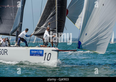 Cowes, île de Wight, Royaume-Uni Vendredi, 12 août 2016, FAST40, classe les filles sur film, GBR 50R, vient en 2ème sur la dernière journée de régates et obtient la 1ère place au général. Crédit : Sam Kurtul/Alamy Live News Banque D'Images