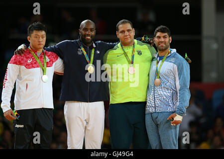 Rio de Janeiro, Rio de Janeiro, Brésil. 12Th Aug 2016. RJ - JEUX OLYMPIQUES/JUDO - Sport - Le judoka Brésilien Rafael Silva célèbre remportant la médaille de bronze en catégorie poids lourd poids ( 100 kg) Jeux Olympiques de judo à Rio de Janeiro en 2016 l'arène 2 Carioca au Brésil, ce vendredi (12). La Sasson a également obtenu d'Israël ou de bronze (à droite), l'argent est allé aux Japonais Hisayoshi Desmarez (à gauche) et l'or avec le Français Teddy Riner. © Geraldo Bubniak/ZUMA/Alamy Fil Live News Banque D'Images