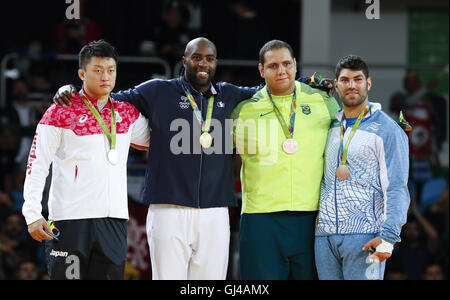 Rio de Janeiro, Brésil. 12Th Aug 2016. Desmarez Hisayoshi du Japon, Teddy Riner de France, Rafael Silva du Brésil et ou d'Israël Sasson (de G à D) l'occasion de la remise du prix pour la finale hommes 100KG de Judo au Jeux Olympiques de Rio 2016 à Rio de Janeiro, Brésil, le 12 août 2016. Teddy Riner a remporté la médaille d'or. Credit : Han Yan/Xinhua/Alamy Live News Banque D'Images