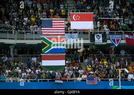 Rio de Janeiro, RJ, Brésil. 12Th Aug 2016. Natation JEUX OLYMPIQUES : les drapeaux nationaux fly montrant un three way tie pour l'argent avec Michael Phelps (USA), le Tchad Guy Bertrand le Clos (RSA), Laszlo Cseh (HUN) et médaillé d'Joseph Scolarité (NAS) dans le 100 m papillon aux Jeux olympiques de natation finales au stade lors des Jeux Olympiques d'été de Rio 2016. Crédit : Paul Kitagaki Jr./ZUMA/Alamy Fil Live News Banque D'Images