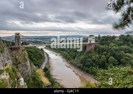 Bristol, Royaume-Uni. 13e Août 2016. Pas de vol en ballon au-dessus de Clifton Suspension Bridge ce matin, en raison de forts vents. International de montgolfières 2016 Bristol, Angleterre, Royaume-Uni, Europe. Crédit : Sébastien Wasek/Alamy Live News Banque D'Images