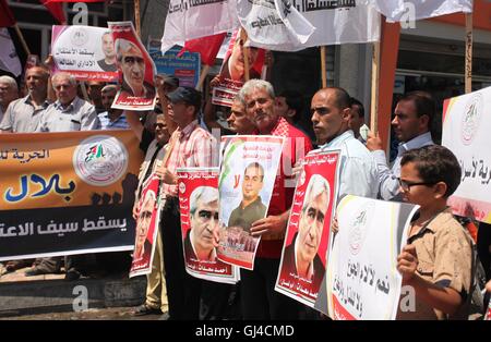 La ville de Gaza, bande de Gaza, territoire palestinien. 13e Août 2016. Les Palestiniens tiennent des affiches contre la détention administrative et à l'appui du prisonnier palestinien Bilal Kayed (portrait), qui avait jeûné pendant près de deux mois au cours de sa détention sans jugement, dans la ville de Gaza, le 13 août 2016. Kayed devait être publié en juin après avoir purgé une peine de 14 ans et demi de prison pour activités dans le Front populaire de libération de la Palestine (FPLP), intitulé une organisation terroriste par Israël, l'Union européenne et les États-Unis. Au lieu de cela, les autorités israéliennes ont ordonné son maintien dans Banque D'Images